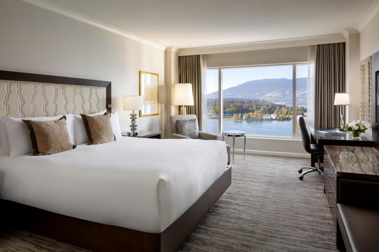 แฟร์มอนต์ วอเตอร์ฟรอนต์ Hotel แวนคูเวอร์ ภายนอก รูปภาพ A guest room at the Fairmont Hotel Vancouver