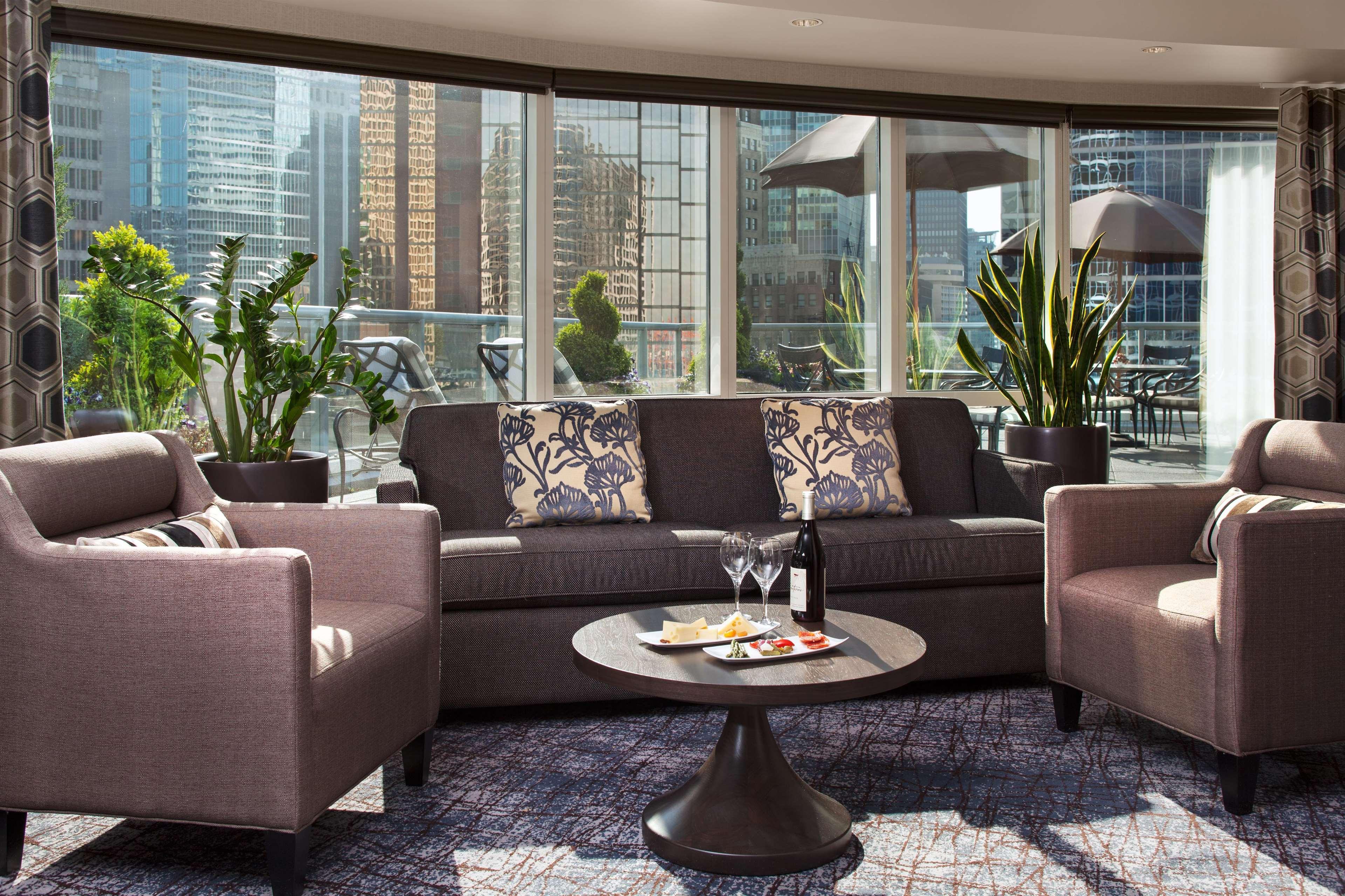 แฟร์มอนต์ วอเตอร์ฟรอนต์ Hotel แวนคูเวอร์ ภายนอก รูปภาพ The Club Lounge at the Ritz-Carlton, Hong Kong