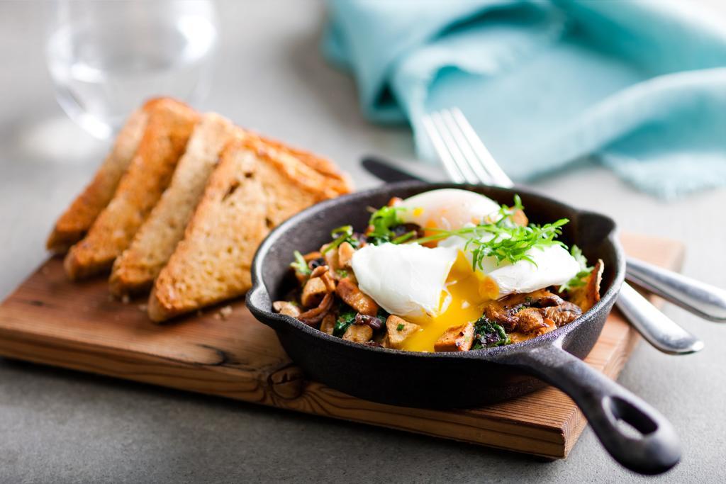 แฟร์มอนต์ วอเตอร์ฟรอนต์ Hotel แวนคูเวอร์ ภายนอก รูปภาพ Poached eggs with mushrooms