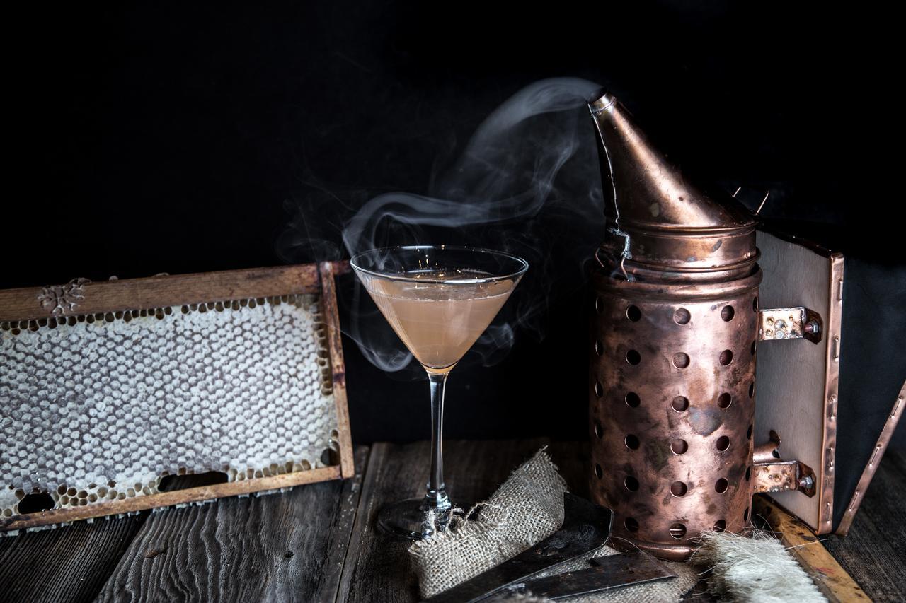 แฟร์มอนต์ วอเตอร์ฟรอนต์ Hotel แวนคูเวอร์ ภายนอก รูปภาพ A bee smoker