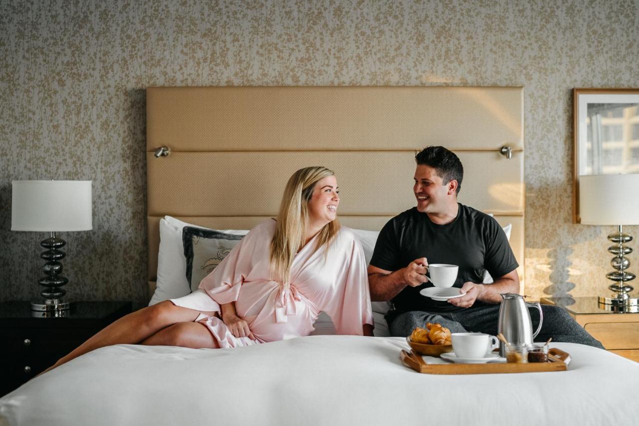 แฟร์มอนต์ วอเตอร์ฟรอนต์ Hotel แวนคูเวอร์ ภายนอก รูปภาพ A couple enjoying room service at the Four Seasons Hotel