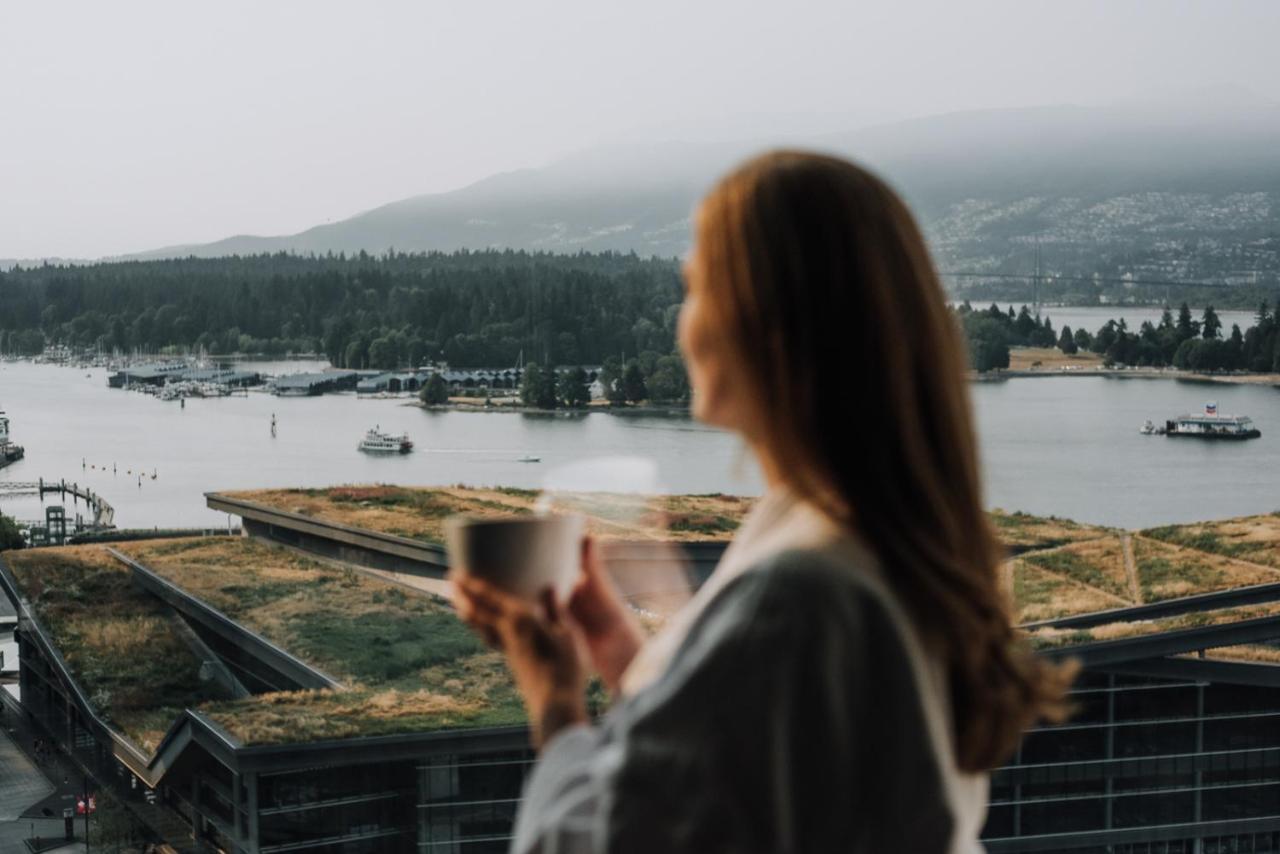 แฟร์มอนต์ วอเตอร์ฟรอนต์ Hotel แวนคูเวอร์ ภายนอก รูปภาพ A woman drinking coffee