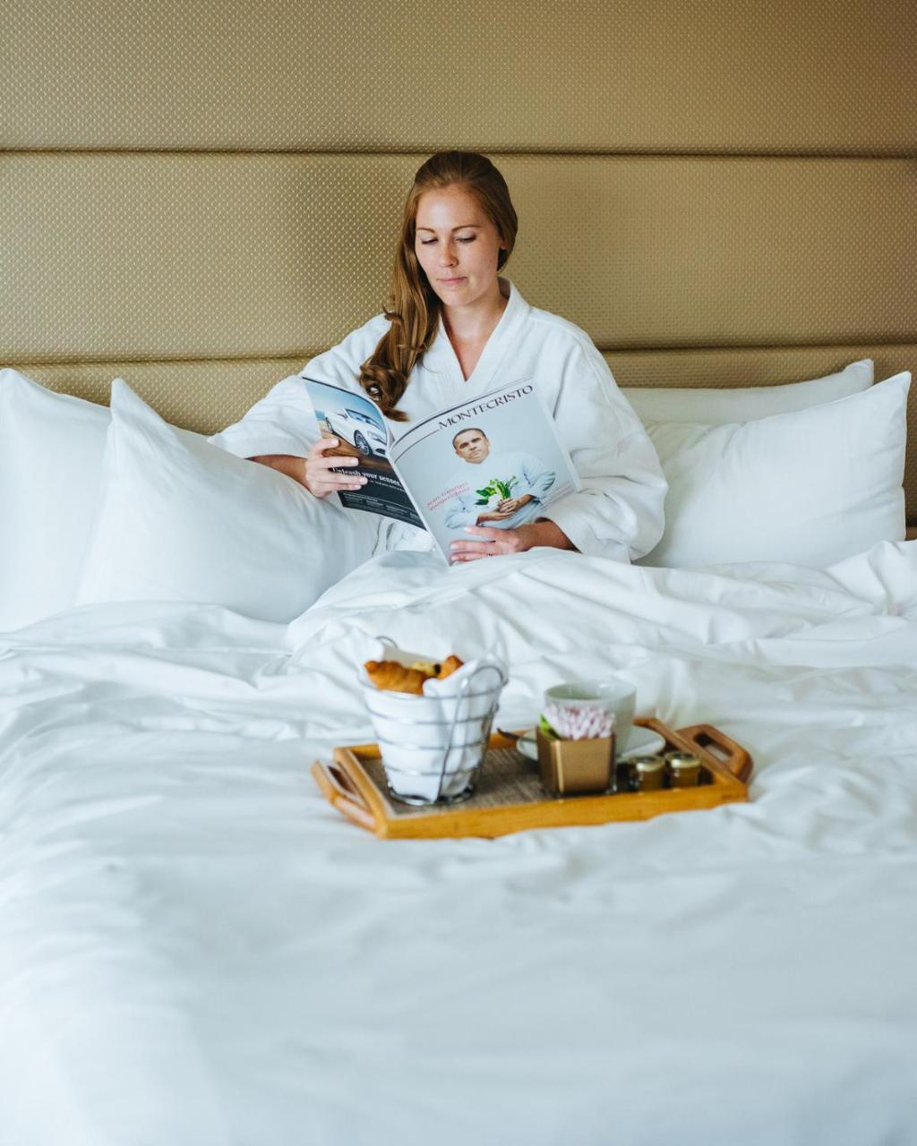 แฟร์มอนต์ วอเตอร์ฟรอนต์ Hotel แวนคูเวอร์ ภายนอก รูปภาพ A woman in a bathrobe
