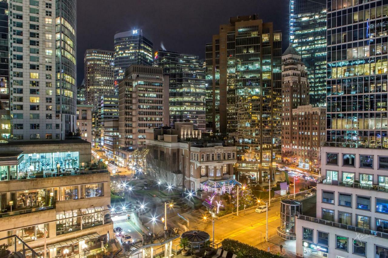 แฟร์มอนต์ วอเตอร์ฟรอนต์ Hotel แวนคูเวอร์ ภายนอก รูปภาพ The Financial District at night